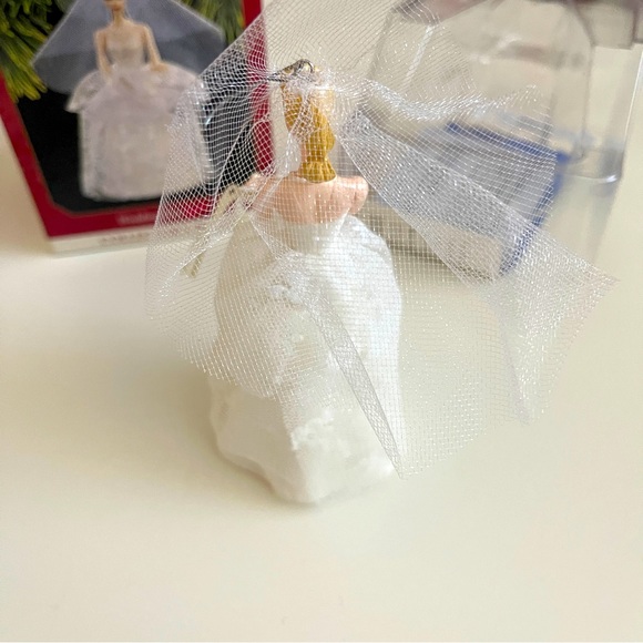 Wedding Day Barbie Ornament - Hallmark - 1997 - Picture 4 of 5